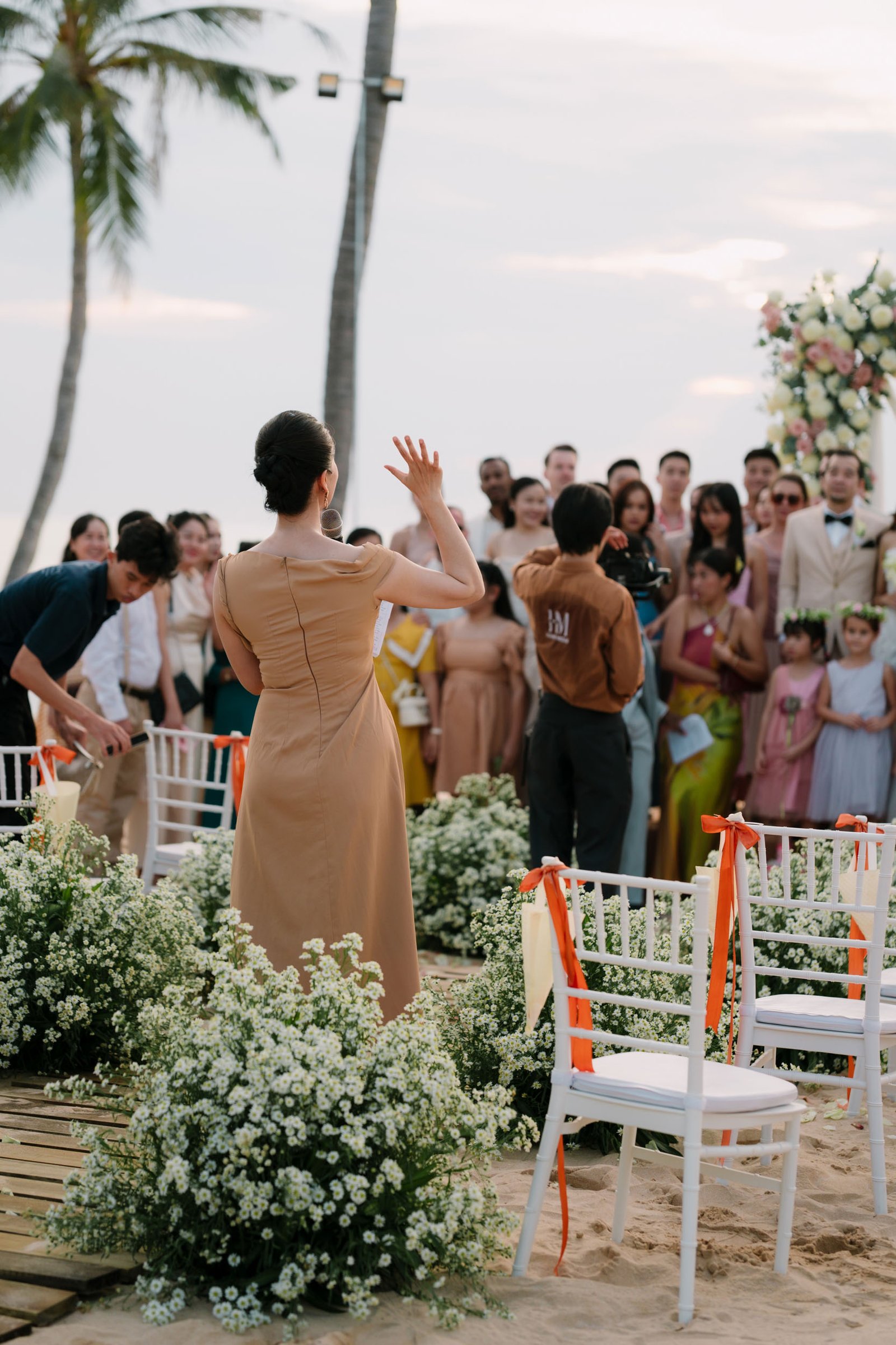 MC Phu Quoc instruct a group photo in Phu Quoc beach wedding